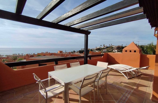 Stunning 2 bedroom apartment sea views