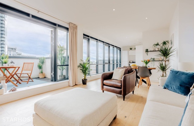 Stunning 2 Bedroom Penthouse Apartment with Marina Views