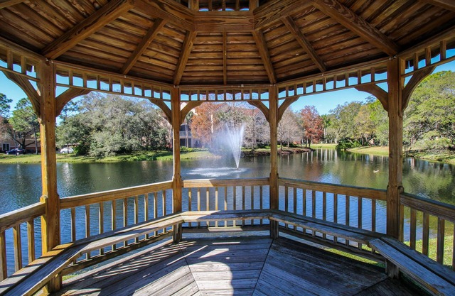Stunning 2 BR Condo in Palmer Ranch - Close To Sarasota Attractions
