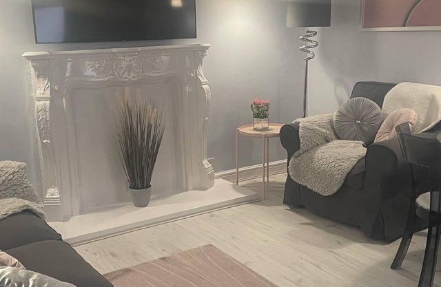 Stunning 2 Double Bedroom Spacious Apartment in a Beautiful Courtyard