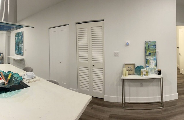Stunning 2021 modern home of an artist 2 miles from beach. Sleeps 6