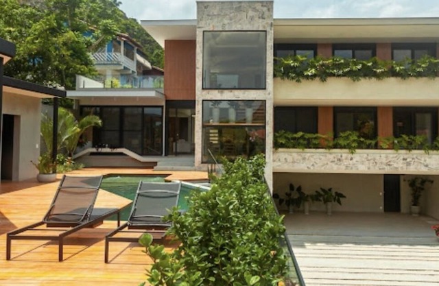 Stunning 2022 contemporary Masterpiece located a few minute of Itacoatiara beach