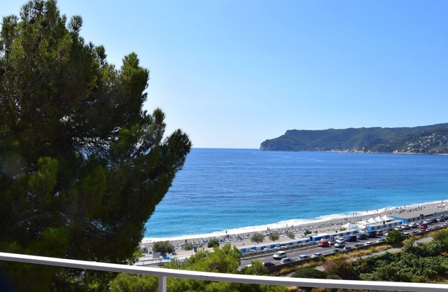 Stunning 250m2 sea view villa, 200mt from the beach
