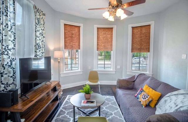 Stunning 2BR/1BA Historic Pad Few Steps Downtown