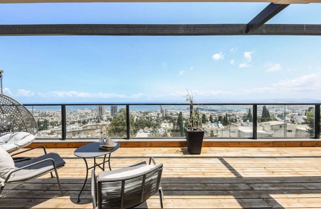 Stunning 2BR Apartment with Ocean View in the City