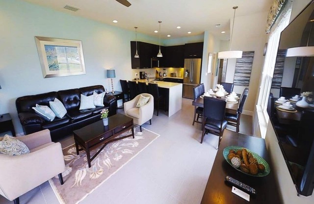 Stunning 3 bed/3 bath end-of-row townhome, dip pool, balcony, Disney 9 miles!