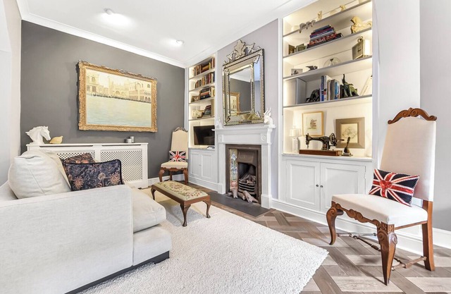 Stunning 3 bedroom, 2.5 bath terraced house in the Fulham with a private garden