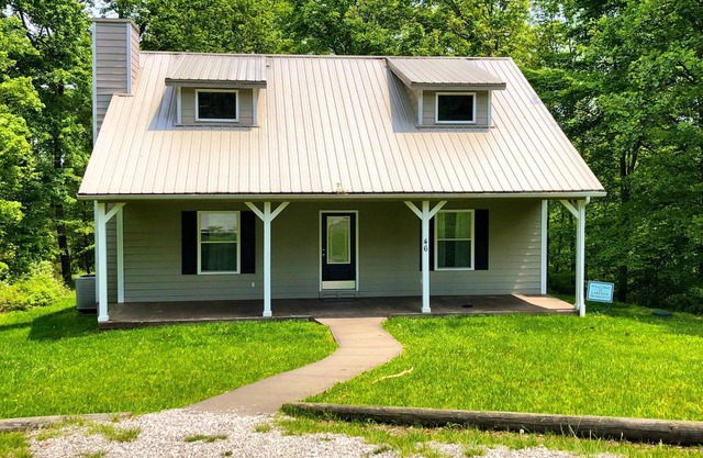 Stunning 3 bedroom cabin in Deer Water Lake with hot tub and wi-fi