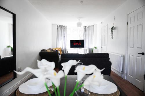 Stunning 3-Bedroom Home, Near Etihad Stadium and Coop Live Arena, Sleeps 7