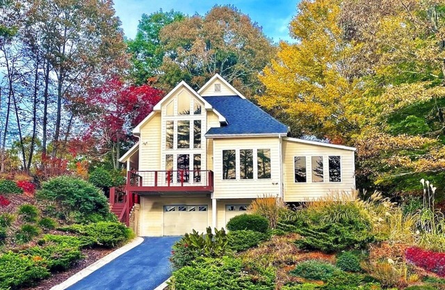 Stunning 3 Level Chalet, 3 Miles to Helen, Mountain Views, Fire Pit, Pool, Golf.