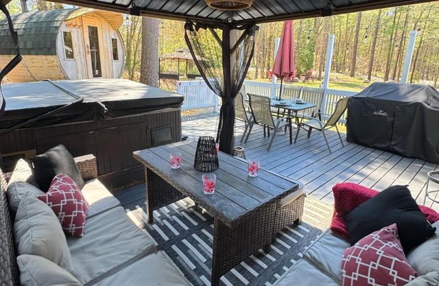 Stunning 3br Waterfront Lake Cottage Hottub&sauna