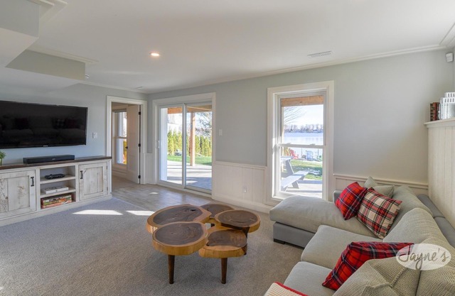 Stunning 4 bed, 4 bath, 4 season Lakehouse! Lake Simcoe - Minutes from Orillia!