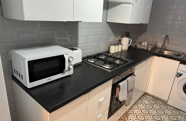 Stunning 4-bed House in Leeds Close to Center