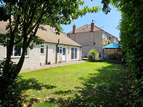 Stunning 4 bed house with huge garden and parking