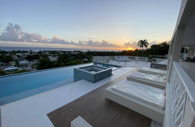 Stunning 4 bed luxury villa with infinity pool, jacuzzi & panoramic sea views