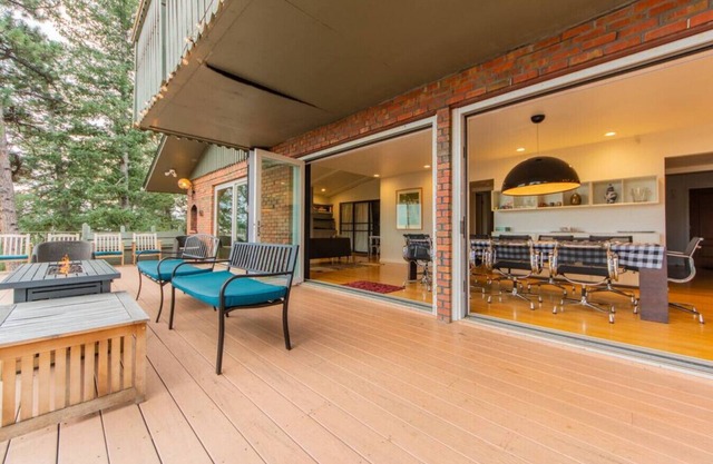 Stunning 4-Bedroom Mountainside Retreat with Panoramic Views