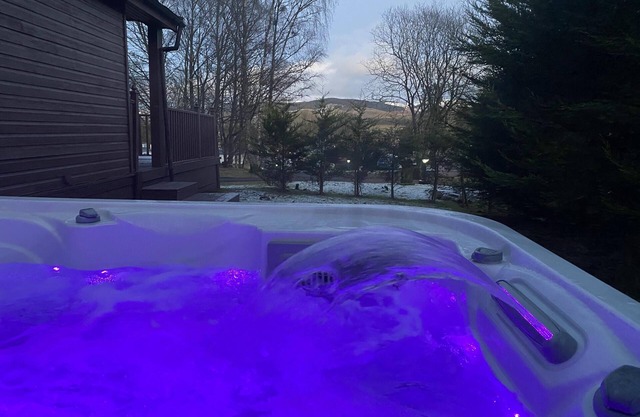 Stunning 4-bedroom Cabin with Hot Tub in Beattock!