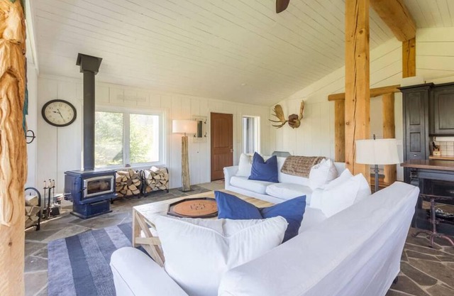 Stunning 4-Bedroom Cottage - Perfect Getaway!