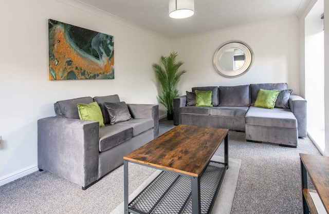 Stunning 4-Bedroom Detached House with Ample Driveway for 1-2 Cars