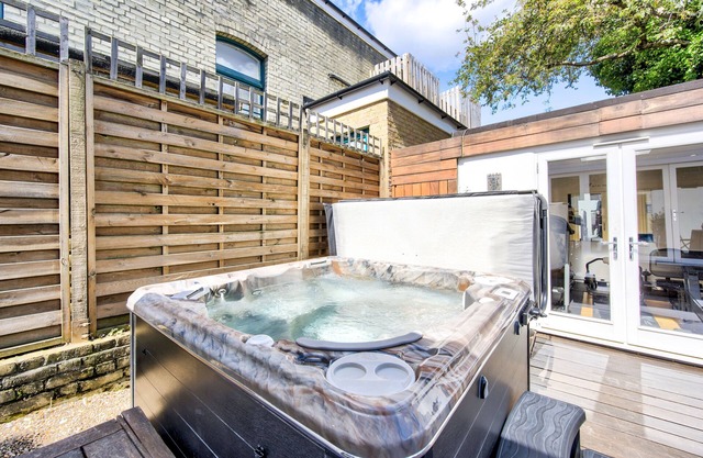 Stunning 4 Bedroom House - Hot tub+Gym - Sleeps upto 8 -Escape London, in London