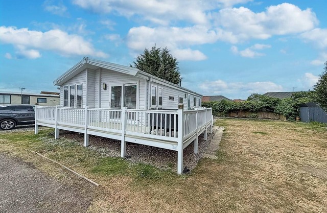 Stunning 4 berth lodge with decking at Breydon Water in Norfolk ref 10094B