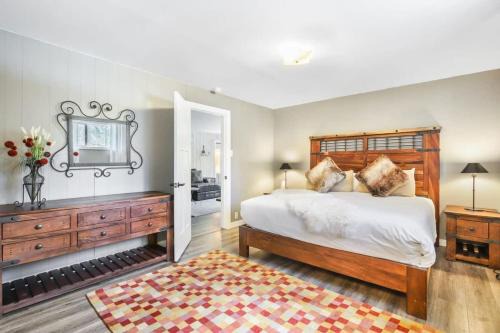 Stunning 4 BR Home Mountain Views Tranquil Setting