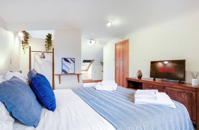 Stunning 4 Storey House in Reading w/Parking, Garden, WiFi, Netflix & PS4!