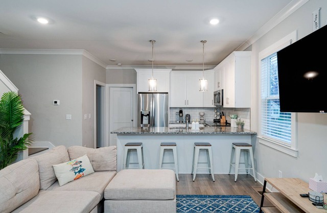 Stunning 4-Story 4 BDR Home on Cumberland River w/Rooftop Deck – Walk to Dining