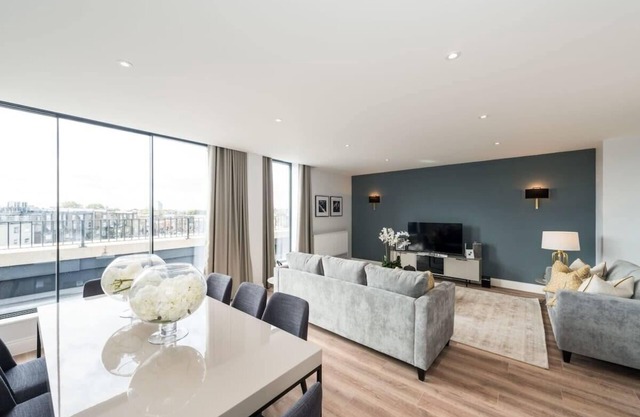 Stunning 4BD Duplex Apartment in Earls Court with Terrace!