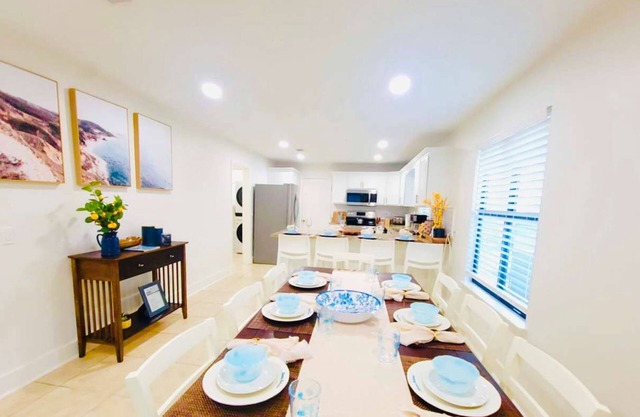 Stunning 4BD Jacuzzi - 4 Min To Beach Panama City
