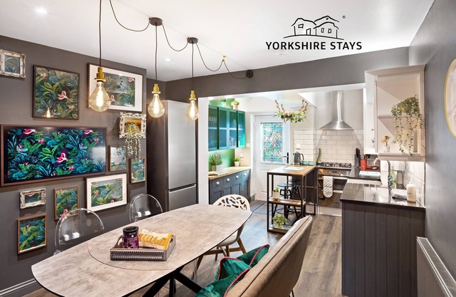 Stunning 4Bed Townhouse by HIC & Trendy Kings Quarter