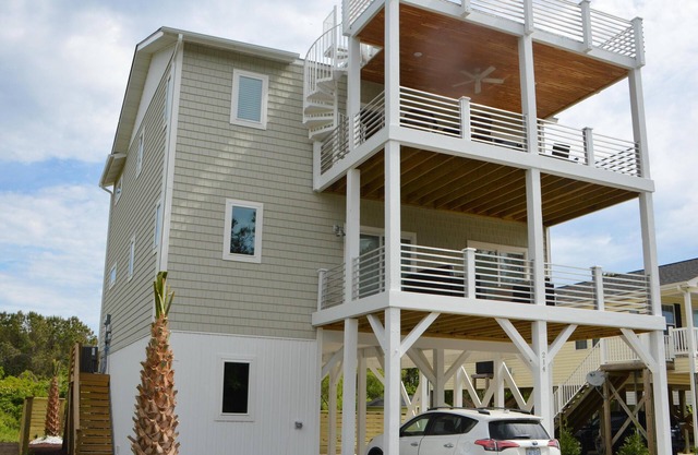 Stunning! 4BR/3Ba (sleeps 10) with SwimSpa, Elevator and Pets Welcome