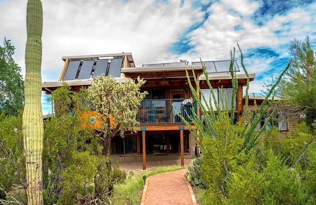 Stunning 4BR Solar Home Next to Saguaro National Park with Hot Tub Patio