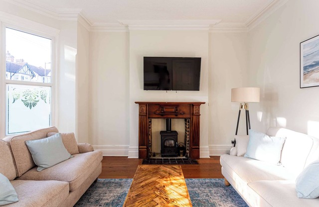 Stunning 5 Bed House in Southend, 5 Mins to Beach