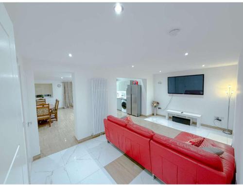 Stunning 5 Bedroom House with Spacious Rooms and Amenities