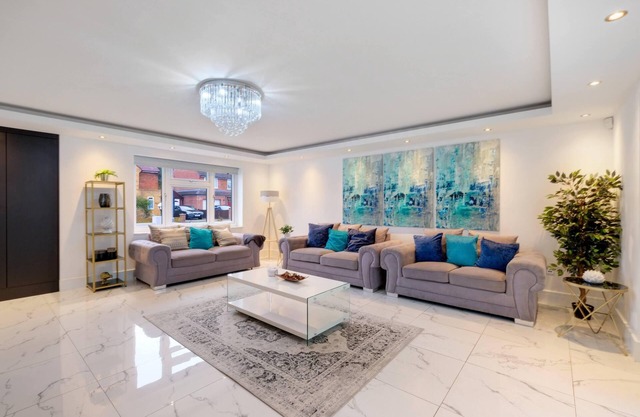 Stunning 5 Bedroom, 3 Bathroom Home in Windsor