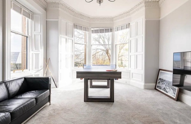 Stunning 5 bedroom large apartment with parking