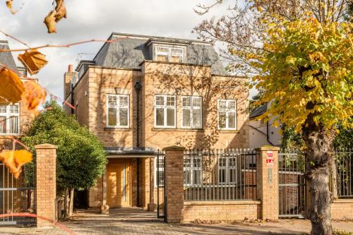 Stunning 5BR 4BA Mansion - Hendon