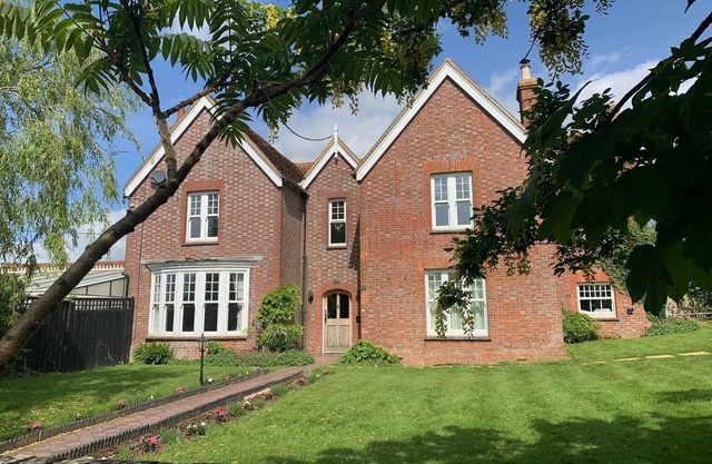 Stunning 6 Bedroom Farmhouse in Hellingly