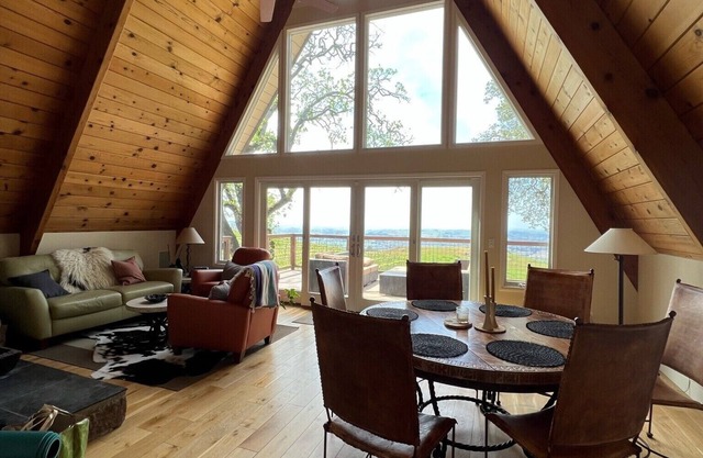 Stunning A-frame on private vineyard with world class sunsets. Great for groups!