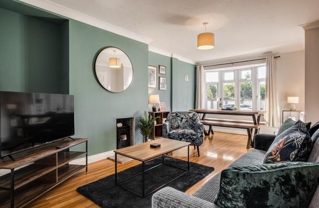 Stunning and modern house with free parking plenty of space and an outdoor garden to enjoy presented by Our Home Short Stays