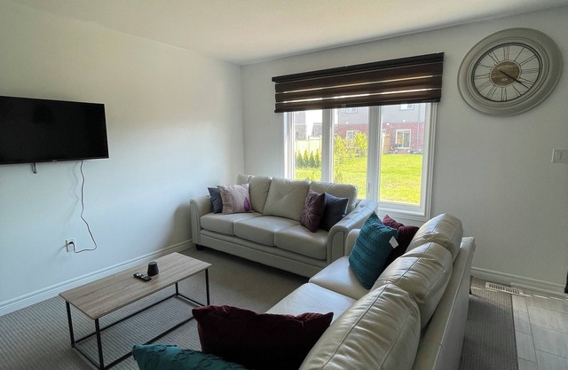 Stunning and Stylish Home in Fonthill, 10min from Welland, 15 from the falls