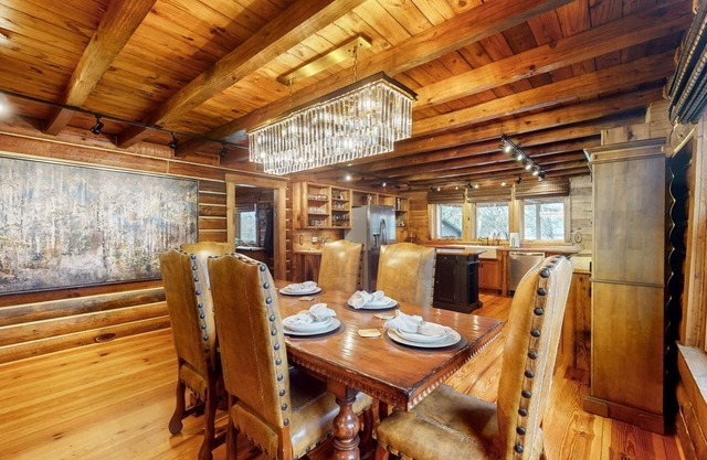 Stunning and Cozy Thompsons Station Retreat; 3 Bed/2 Bath - Hot tub
