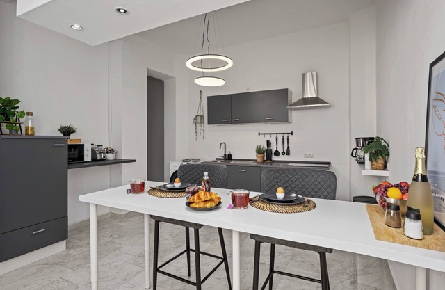 Stunning apartment with WiFi and free parking in the city center