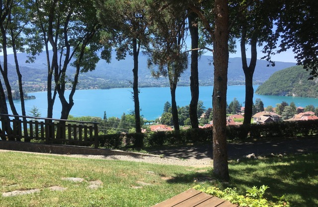 Stunning apartment with panoramic lake and mountain views close to all amenities