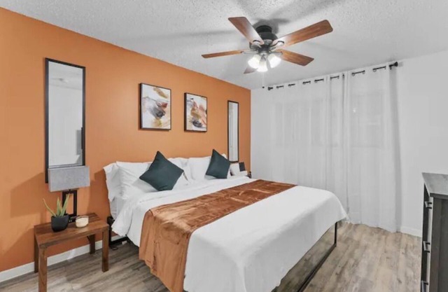 Stunning Area! King Suite - 2 Mins from UT - Free Parking