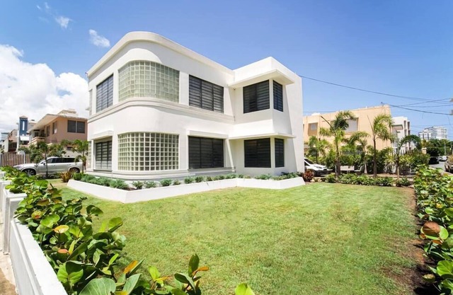 Stunning Art Deco Home - 1 Block from the Beach