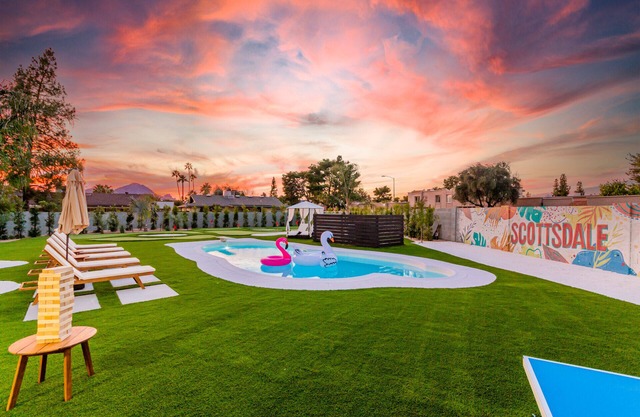 Stunning Backyard -Mini Golf & Heated Pool! 5 Mins to Old Town Scottsdale!