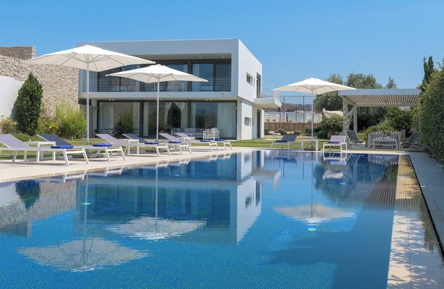 Stunning beachfront retreat, private tennis court & infinity pool