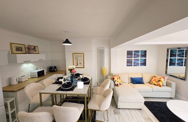 Stunning ‘Blue Peak Lodge': Your Ultimate Coastal Escape